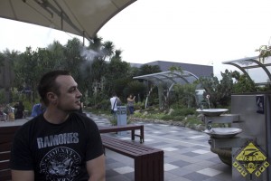 So, liebe Airportarchitekten, kann ein Raucherraum aussehen!