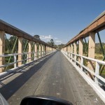Handgezimmerte (?) Holzbrücke