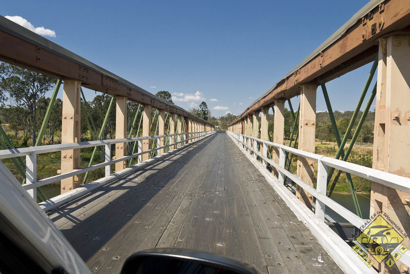 featured image Handgezimmerte (?) Holzbrücke