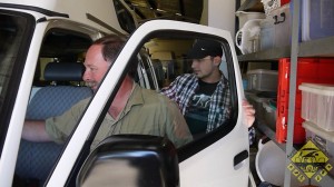 Chris zeigt Holger, wo das Lenkrad NICHT ist.