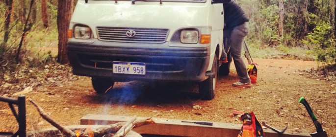 Lagerfeuer und Feuerholz in Australien http://www.australienimwohnmobil.de/wp-content/uploads/2012/12/2012-11-03-18.23.12-685x280.jpg