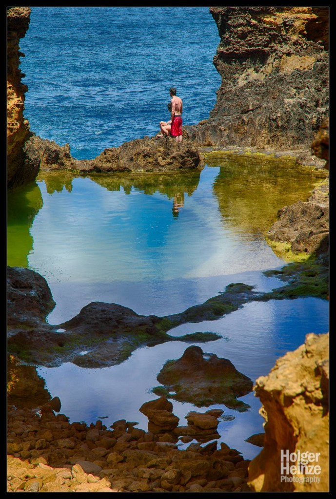 Ein junges Paar schwimmt in der Grotto an der Great Ocean Road. (Es war schweinekalt, wie uns das Mädchen versicherte)